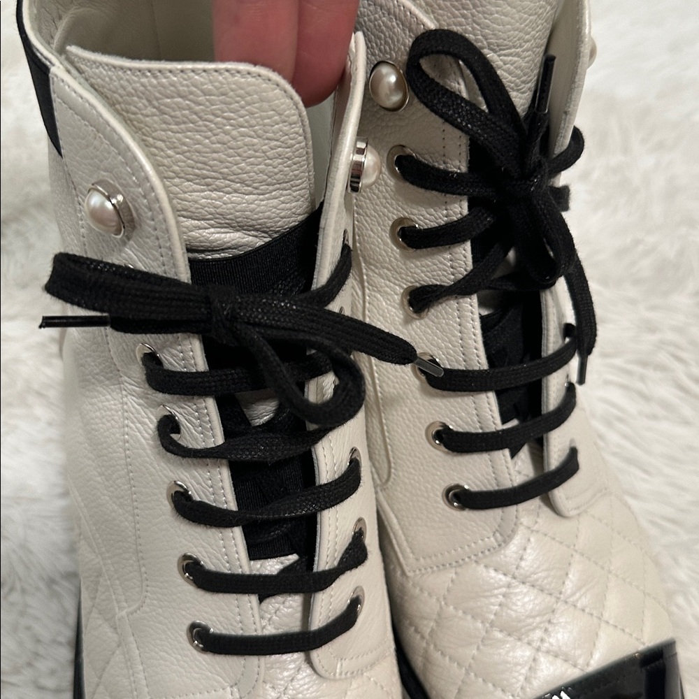 ❤️ AUTHENTIC! Chanel White Leather Lace Up Boots with Faux Pearl Detail - Picture 7 of 15